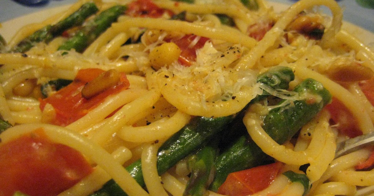 Bookcook SPAGHETTI WITH ASPARAGUS AND PINK TOMATO SAUCE