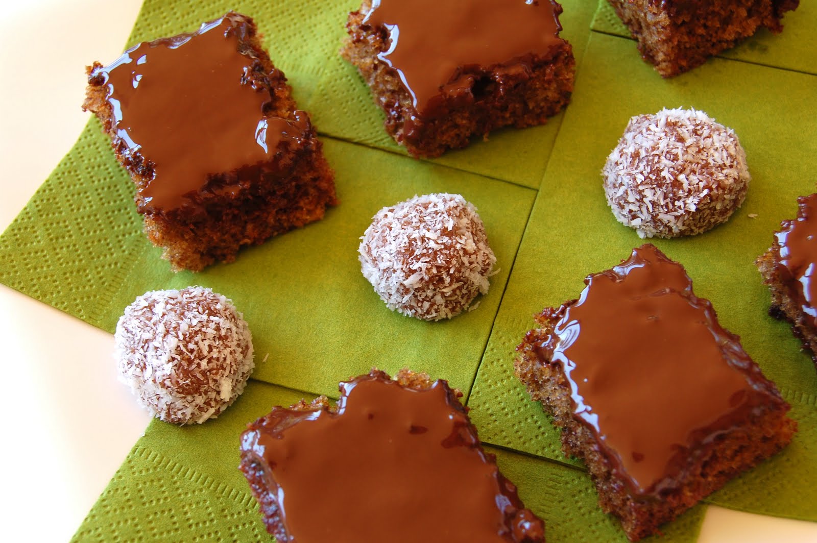 [Kokuszgolyo+Szilvalekvaros+suti.JPG]