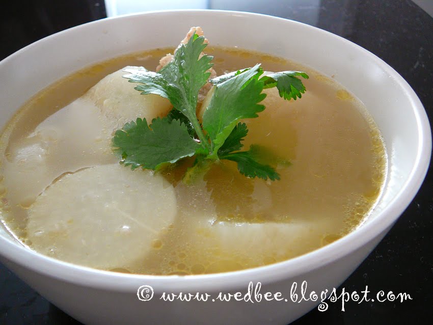 Buzz in the kitchen Mummy B in action White Radish (Daikon) Soup 白蘿蔔湯