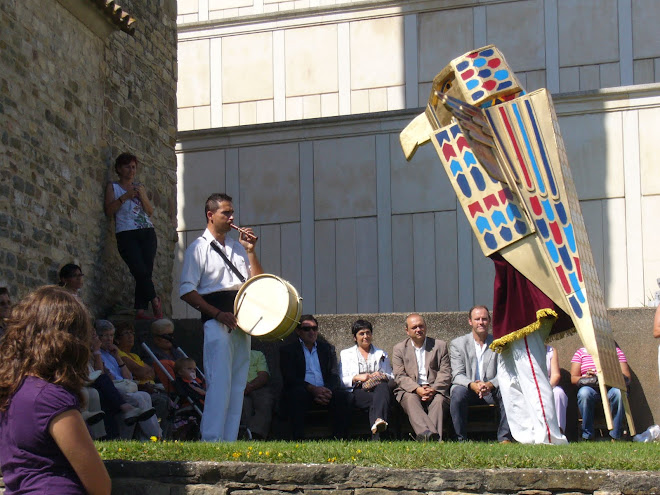 Falcó Horus dansant el seu ball de lluïment