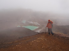Les lacs émeraude du volcan du Tongariro sous la pluie