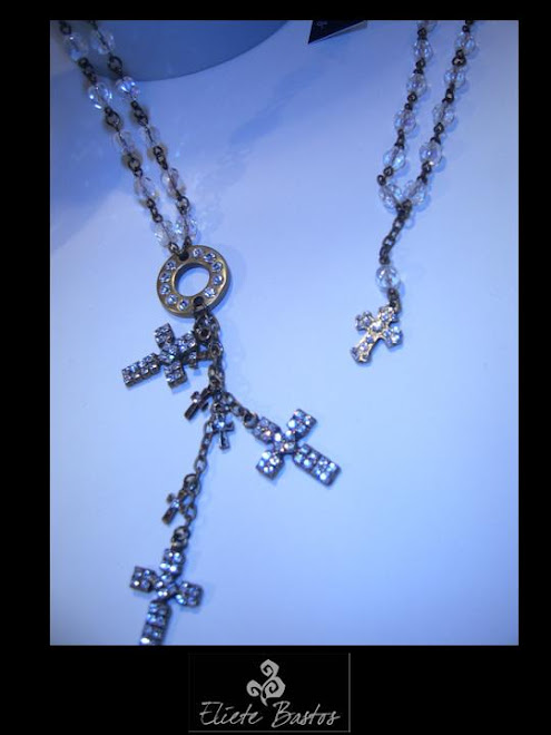 lindo colar de crucifixo com cristais