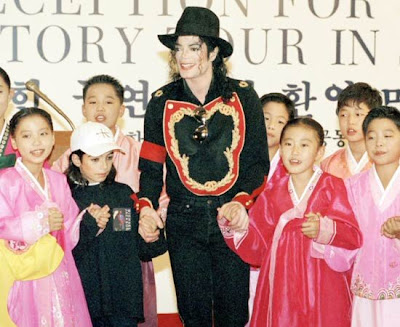 FILE+A+file+picture+of+Pop+star+Michael+Jackson+as+he+sings+his+hit+number+Heal+the+world+with+members+of+a+South+Korean+children+choir+during+.jpg
