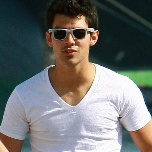 . Joe Jonas con lentes en la calle DISPLAYYS )