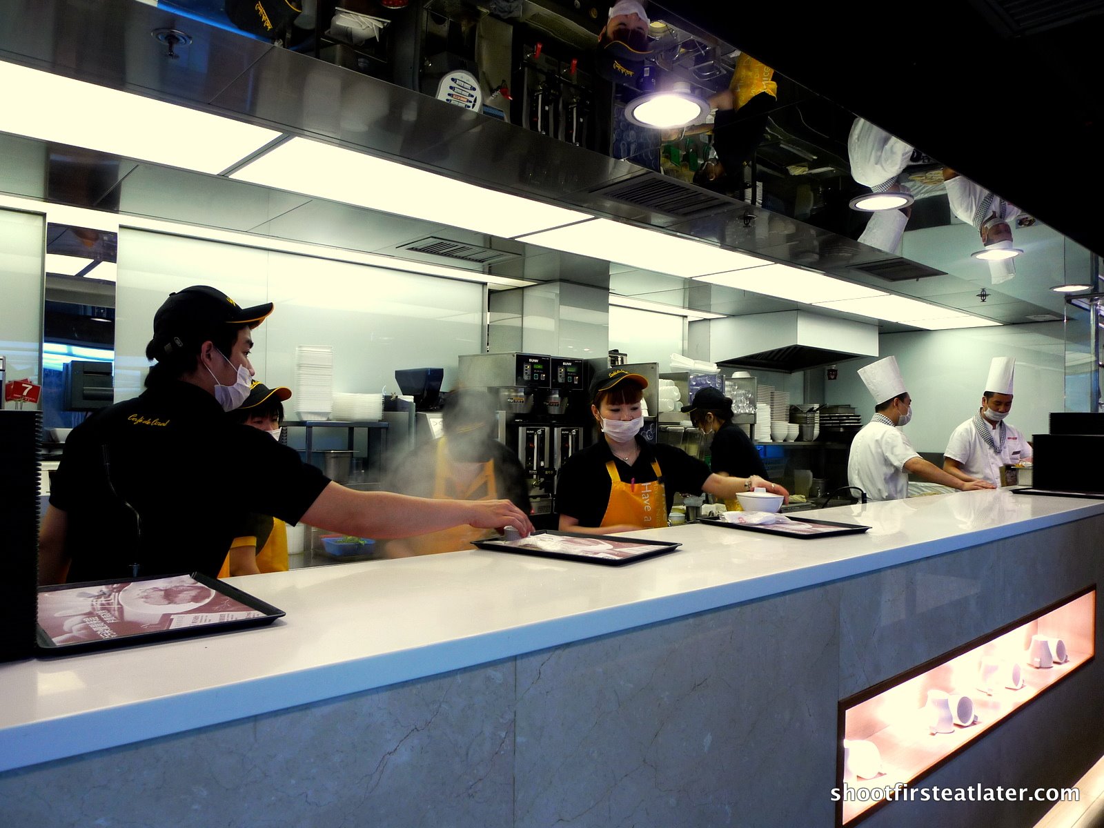 [cafe+de+coral+counter.JPG]