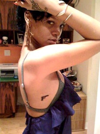 tattoo borboleta. tatuagem borboleta com estrela. Uma estrela na orelha, 