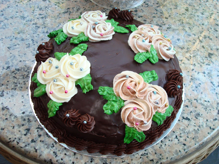 Chocolate Moist Cake wif Chocolate Ganache & buttercream rose