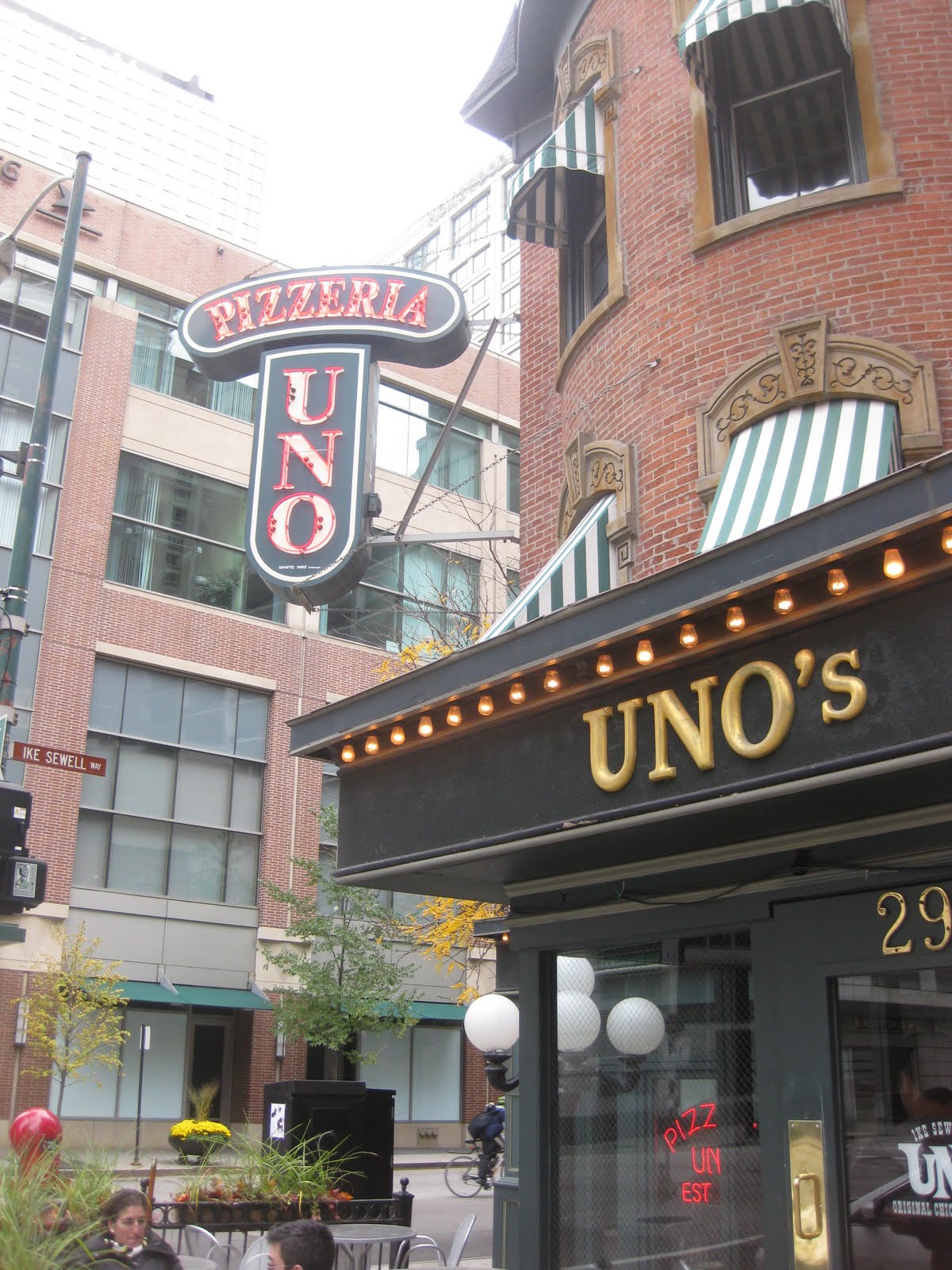 Midwestern Masticatory Musings Henri and Pizzeria Uno, Chicago IL