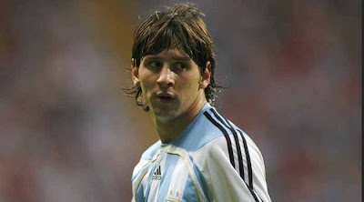 foto de messi expectante en partido de seleccion argentina
