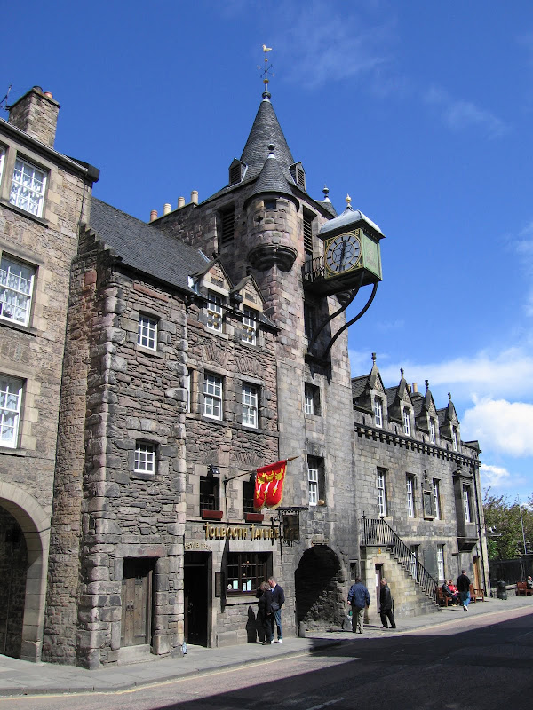 Şimdide Edinburg'da yer alan ortaçağ yapılarından bir çıkıyor karşımıza. Tolbooth Tavern.