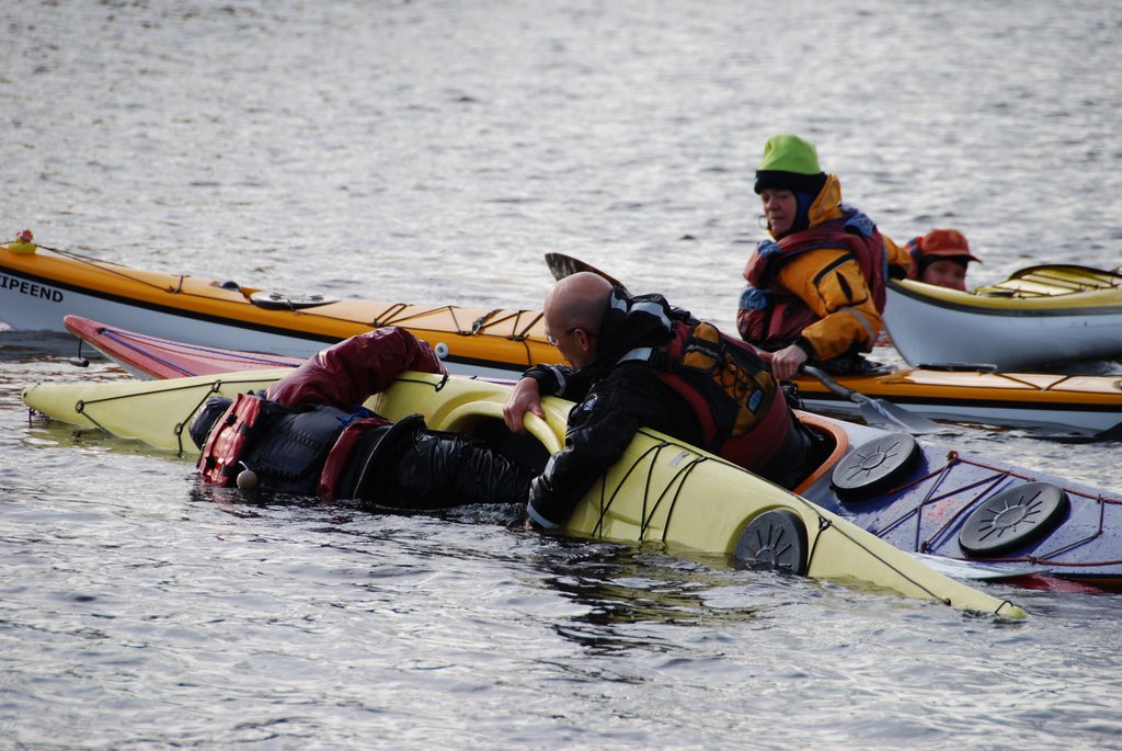 Kajaksport op groot water Sea kayak rescue different methods of