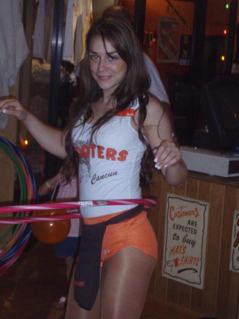 [Mexican+Hooters+Girl+doing+hoola+hoops.jpg]