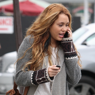 Miley unterwegs in Beverly Hills mit Avan Jogia Miley unterwegs in Beverly Hills mit Avan Jogia