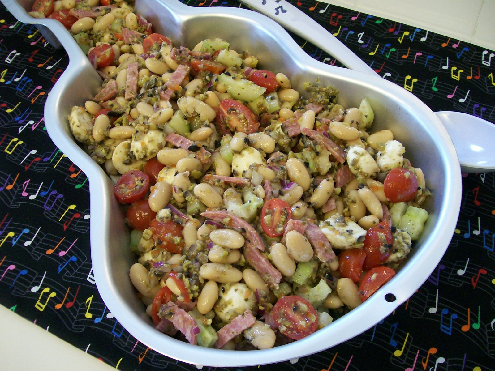 [Shellys+Jazzy+Muffaleta+Salad+2.JPG]