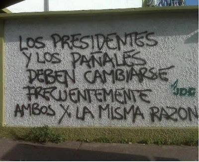Los presidentes y los pañales deben cambiarse al con frecuencia Los presidentes y los pañales deben cambiarse al con frecuencia