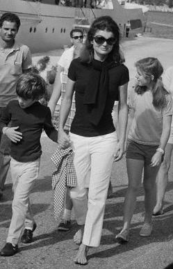 Jackie-Onassis-with-kids%255B1%255D.jpg