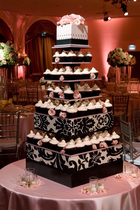 Vanilla Bake Shop created this remarkable black and white damask cupcake 