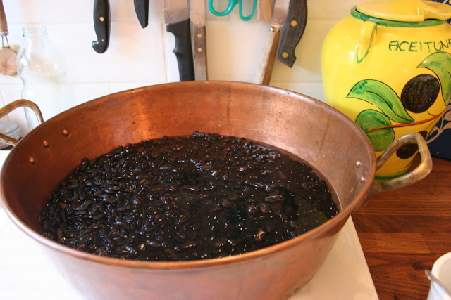 soaking the dried black beans for chili sin carne