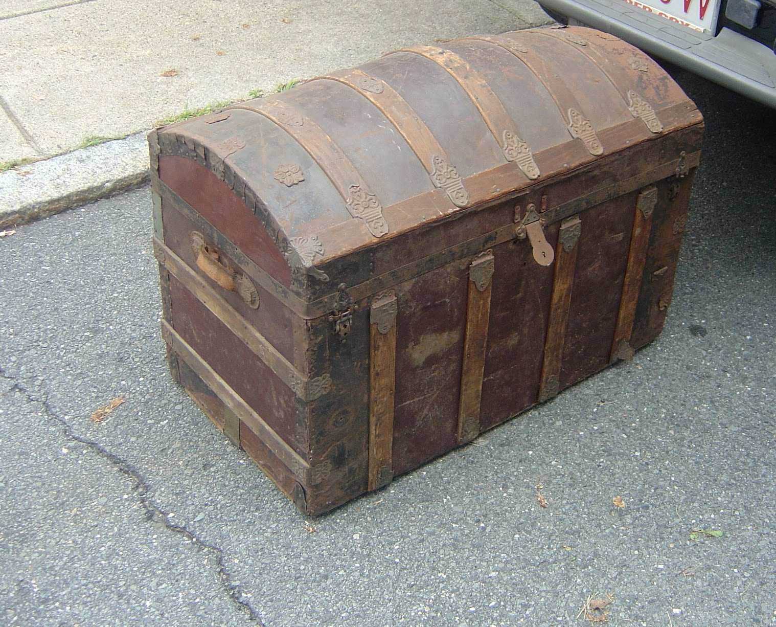 Paul's Swords DISCOVERED! Old Pirate Sea trunk.