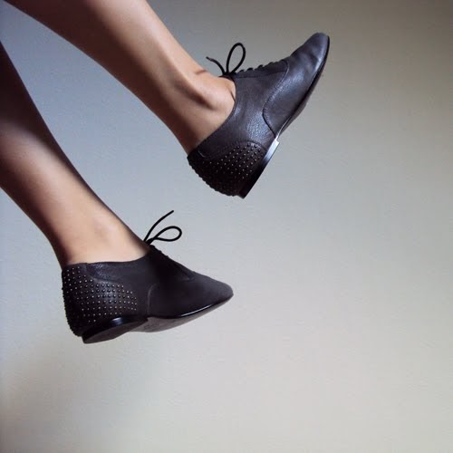 Fashion Architect Grey shoes, grey cat, grey mood