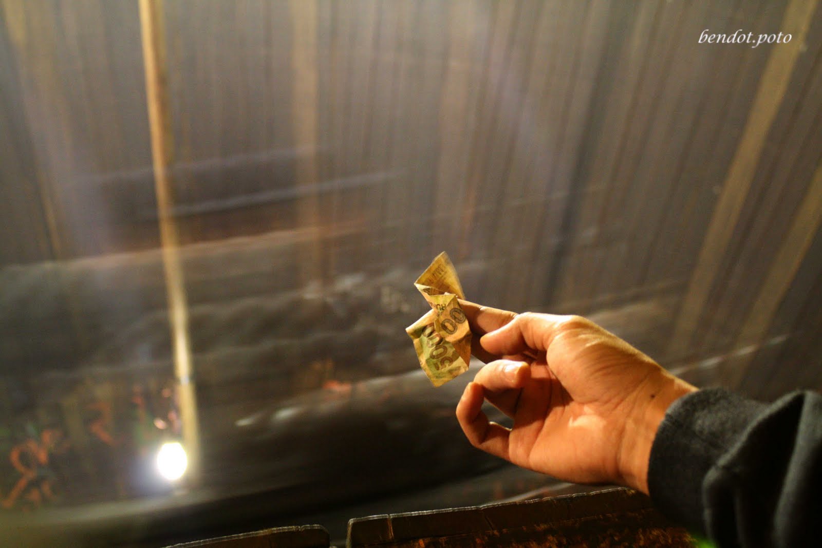 bendot.poto Apa yang terjadi di dalam tong setan???