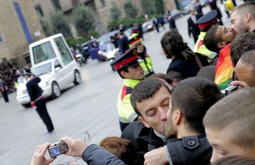 Besos en Barcelona ante el Papa