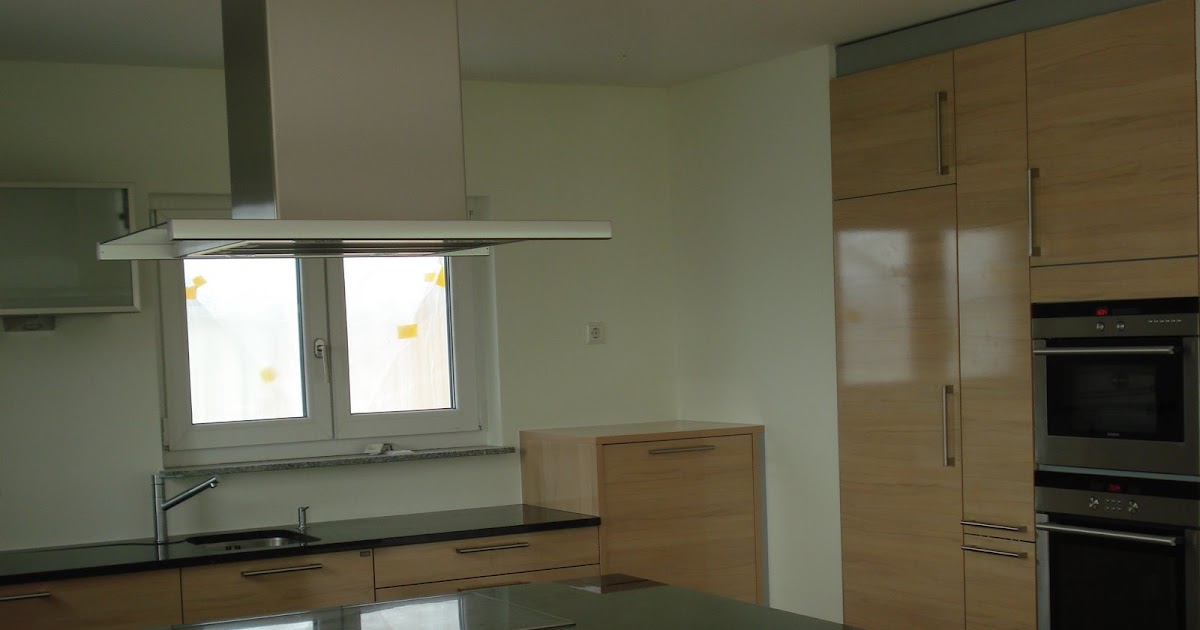 Bauen mit den Brachats: Küche fertig aufgebaut, Fliesenleger sind