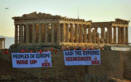 La Grecia brucia, l'Italia gela