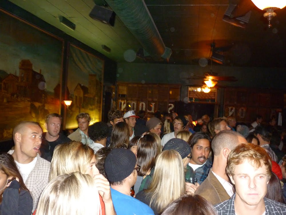 [humans_drinking_and_trying_to_hook_up.jpg]