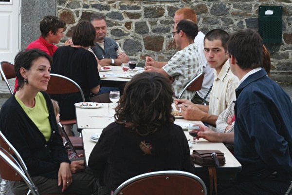 [ApéroLud+tablée2.jpg]