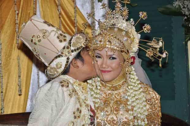 gaun pengantin bercadar 