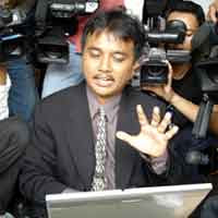 http://www.detikinet.com/index.php/detik.read/tahun/2007/bulan/08/tgl/06/time/120103/idnews/813683/idkanal/398 Roy Suryo