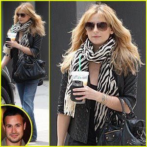 Pregnant Sarah Michelle Gellar gets her eyebrows done at Anastasia