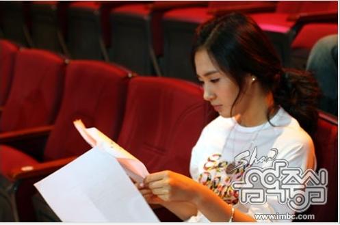 girls generation tiffany genie. 100423 Yuri Studying for her