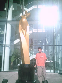 Eu e o Troféu MENINA DE OURO em tamanha gigante