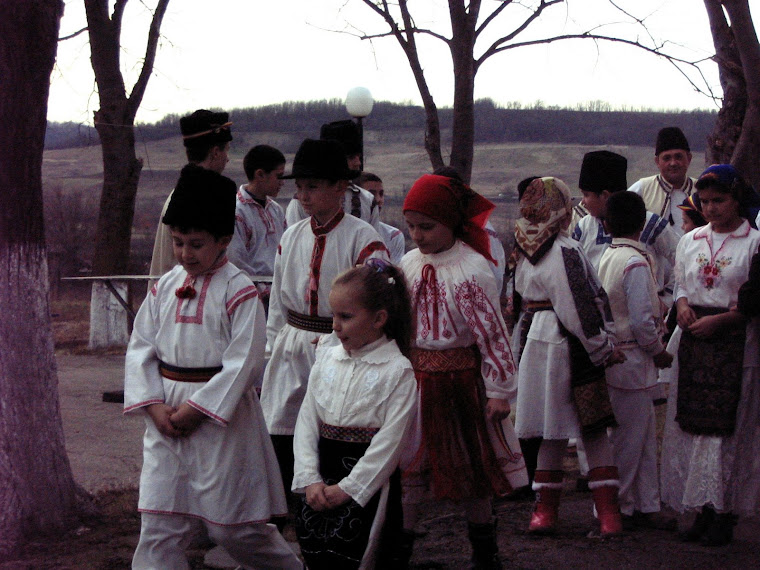 Copii in costum national