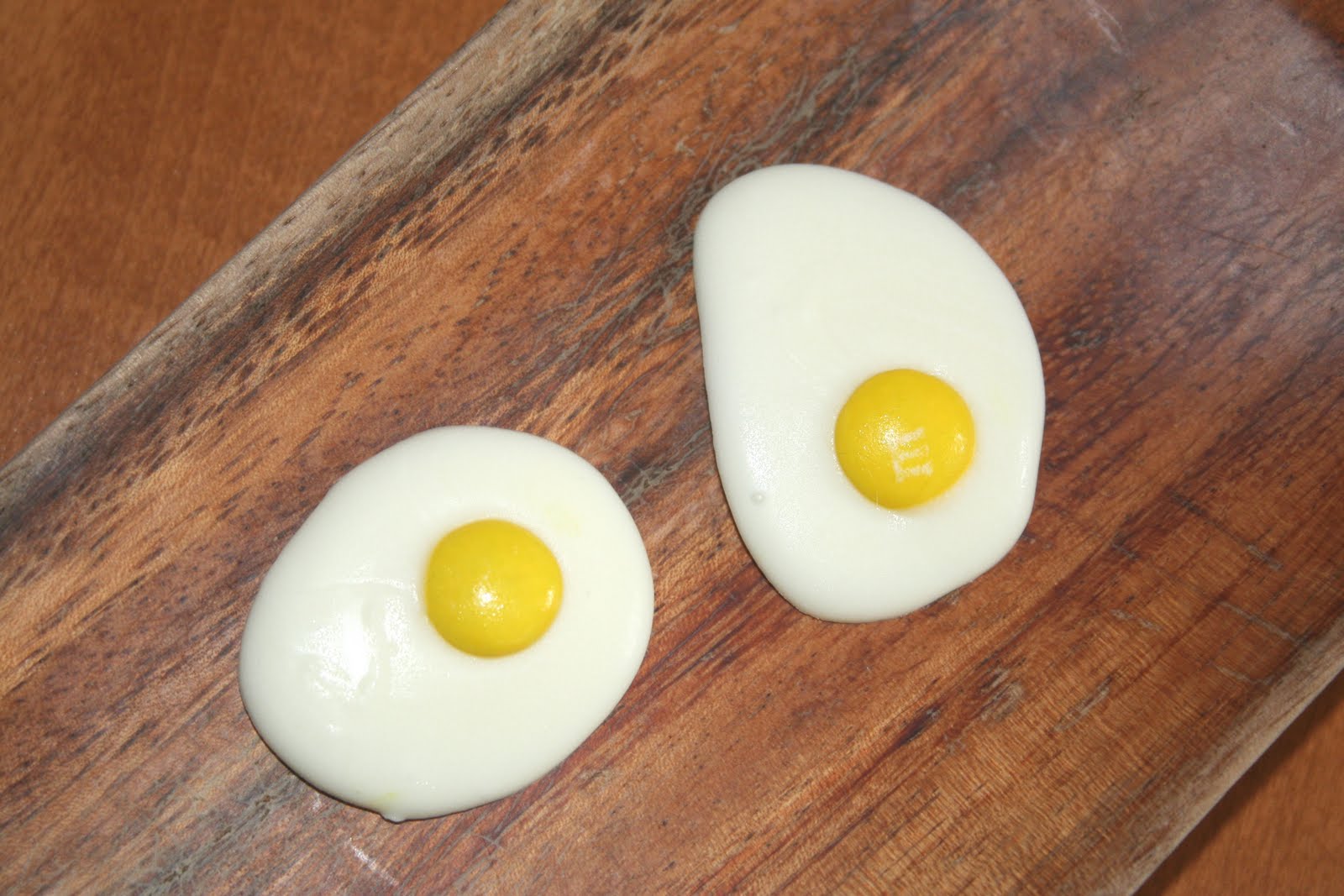 http://1.bp.blogspot.com/_z5bJBD4zM18/THg3IkX0ewI/AAAAAAAABEo/7iGOydm3qj4/s1600/WhiteChocolateEggs.jpg