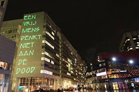 show op het Spuiplein in Den Haag waarbij teksten van Spinoza worden gebruikt