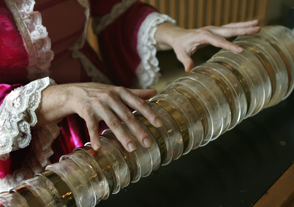 M U ♪ I K A T E ♪ ♪ E N The glass harmonica