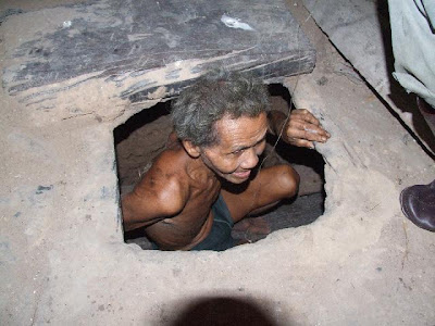 มนุษย์รู กลัว ฟ้าร้อง วิ่งลงรูนอนคุดคู้ซุกหลุมใต้ดินนานกว่า 30 ปี