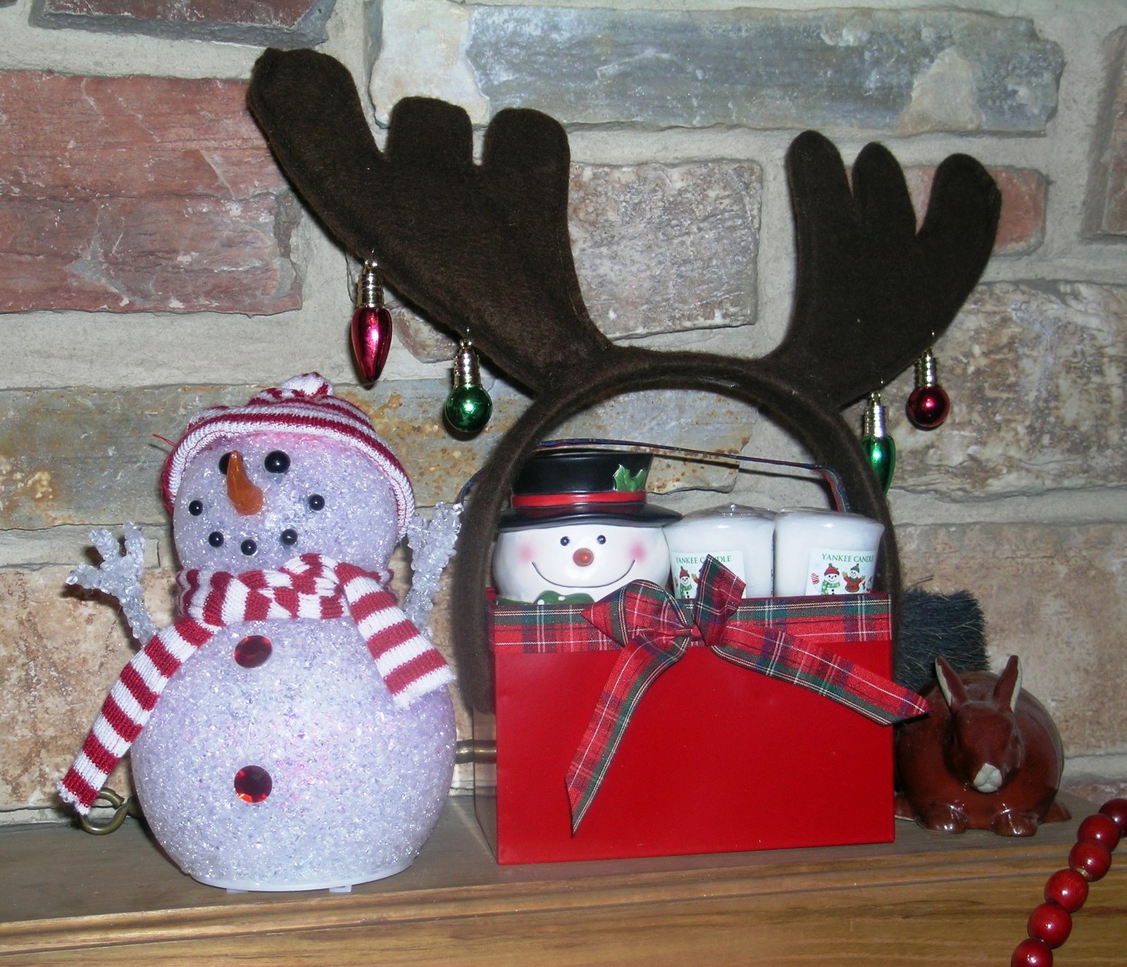 [mantle+snowmen.JPG]