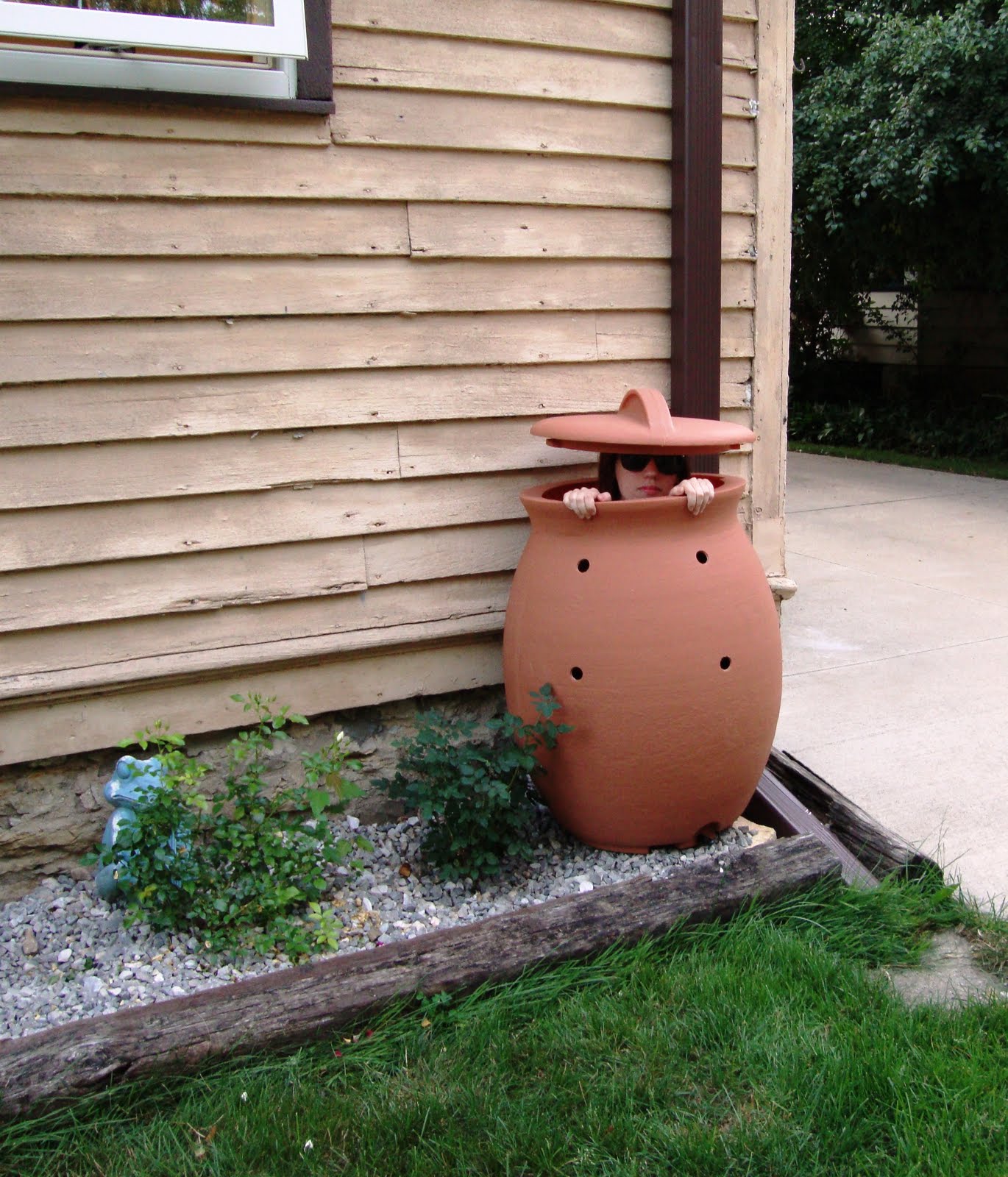 [composter+roses.JPG]