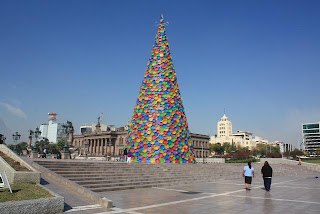 Opulencia regia: mientras los de abajo piden reciclar, las empresas usan sus coladores de plástico para hacer árbolitos de navidad