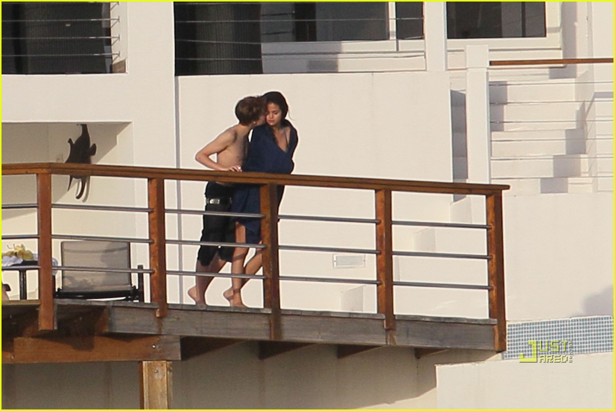 http://1.bp.blogspot.com/_zQgUy3ZJ54E/TSG2_QS91JI/AAAAAAAAAE4/ydxtRDqDgoU/s1600/selena%2Bgomez%2Bjustin%2Bbieber%2Bkissing%2Bcouple%2B08.jpeg