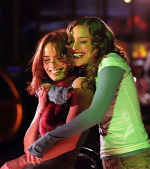 Vos plus belles photos de couples lesbiens - Page 2 1-imagine-me-and-you-4
