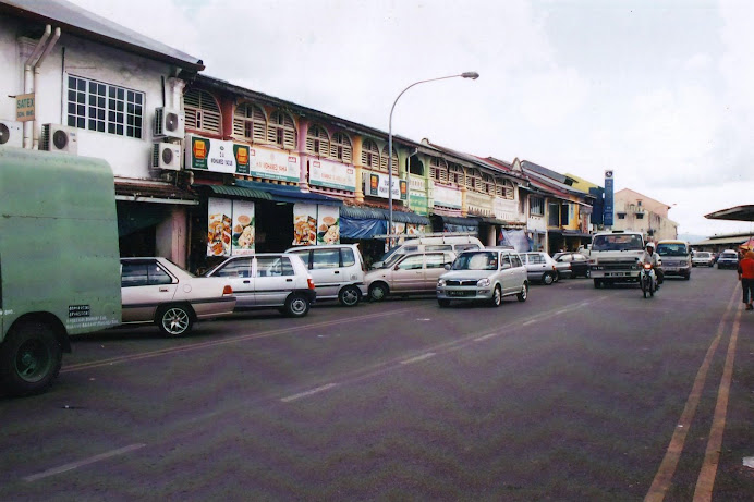 BARISAN KEDAI REMPAH DI JALAN GAMBIER