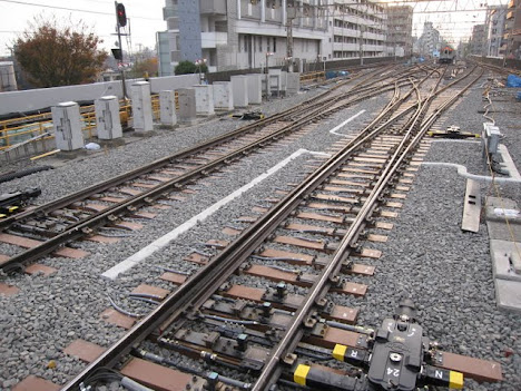京王線笹塚駅引き上げ線工事　複分岐器導入で都営新宿線10両対応へ