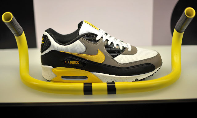 [shoe-gallery-livestrong-air-max-7.jpg]