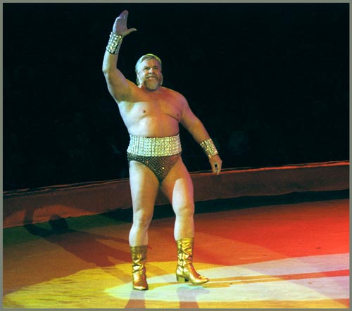 Фото В.Дикуль поднимает машину, альбом Валентин Дикуль - 2 фото Фотографии СПОРТ