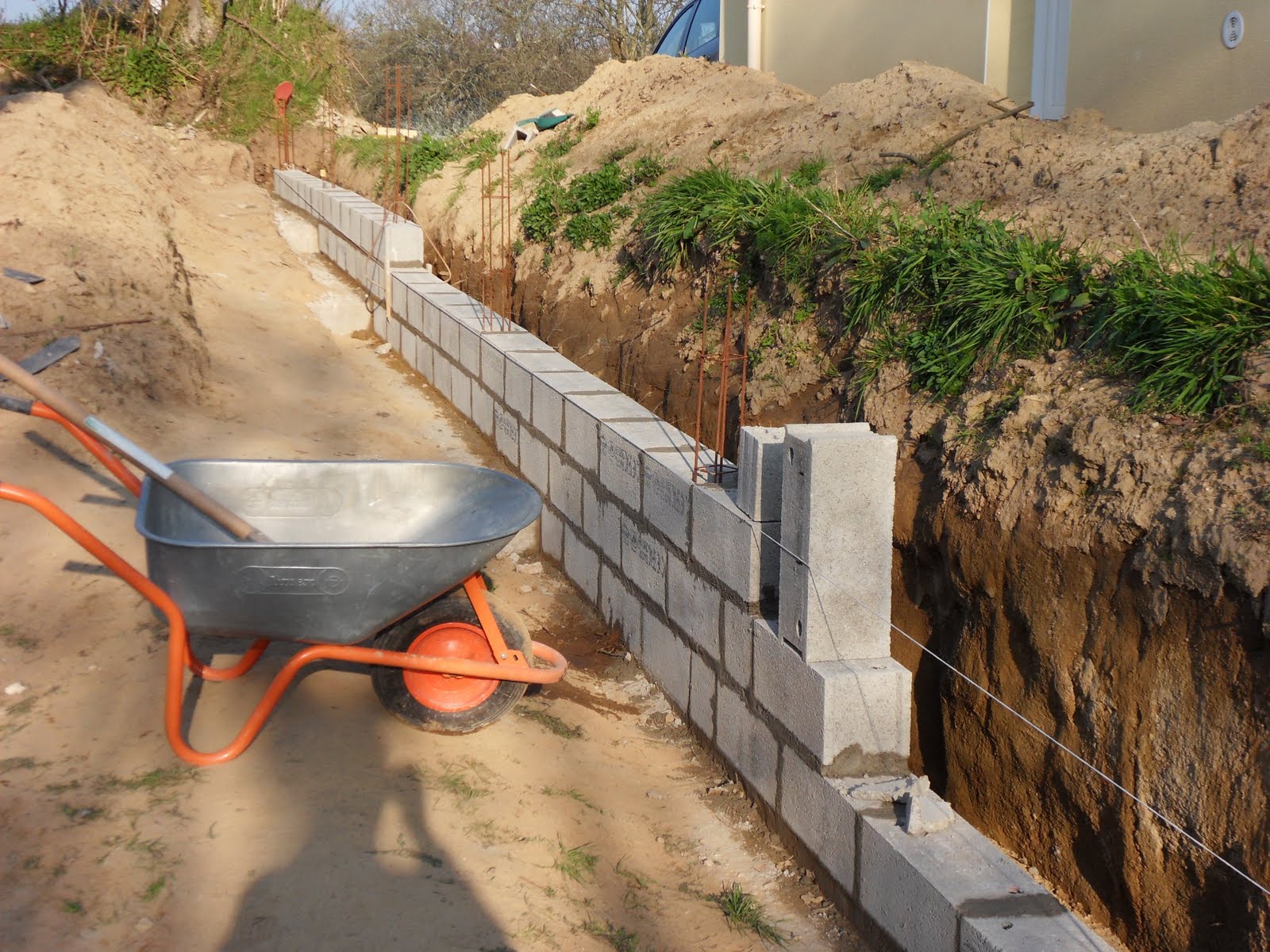 construction La construction du mur entre les voisins et nous